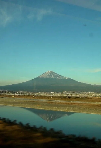 Le Mont Fuji vu d'un train en marche