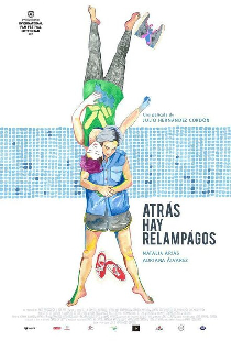 Atrás hay relámpagos
