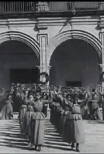 Défilé de jeunes filles au lycée