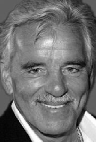 Деннис Фарина